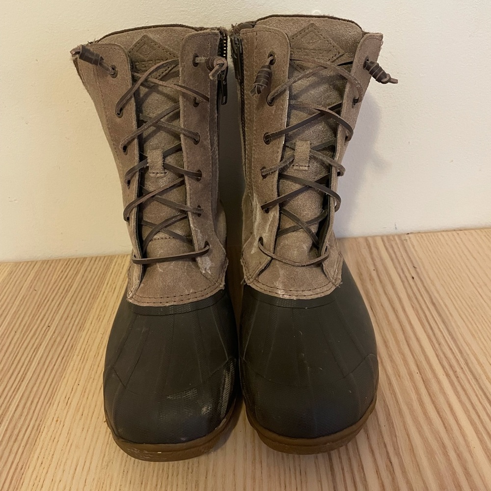 Gently used women Sperry snow boots